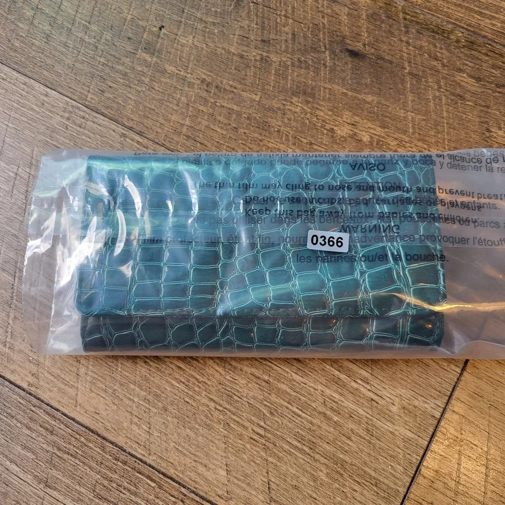 Emerald Green Croc Embossed Tri-Fold Wallet Patent Glossy Organizer